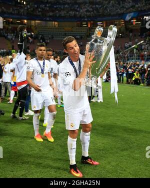 Cristiano Ronaldo du Real Madrid célèbre avec le trophée lors du match final de la Ligue des champions de l'UEFA au Stadio Giuseppe Meazza. Le crédit photo doit être lu : David Klein/Sportimage via PA Images Banque D'Images