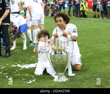 Le Marcelo du Real Madrid célèbre avec le trophée lors du match final de la Ligue des champions de l'UEFA au Stadio Giuseppe Meazza. Le crédit photo doit être lu : David Klein/Sportimage via PA Images Banque D'Images