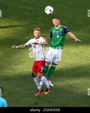 Jakub Blaszczykowski de Pologne et Chris Baird d'Irlande du Nord se disputent un titre lors du championnat d'Europe de l'UEFA 2016 à l'Allianz Riviera, à Nice. Date de la photo 12 juin 2016 pic Phil Oldham/Sportimage via PA Images Banque D'Images