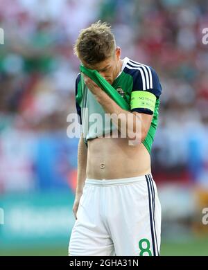 Steven Davis, d'Irlande du Nord, est sur le point de se faire une victoire lors du championnat d'Europe de l'UEFA 2016 à l'Allianz Riviera, à Nice. Date de la photo 12 juin 2016 pic David Klein/Sportimage via PA Images Banque D'Images