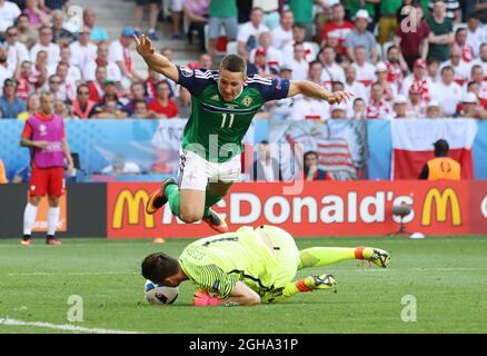 Wojciech Szczesny, de Pologne, fait des économies aux pieds de Conor Washington, d'Irlande du Nord, lors du match du Championnat d'Europe de l'UEFA 2016 à l'Allianz Riviera, à Nice. Date de la photo 12 juin 2016 pic David Klein/Sportimage via PA Images Banque D'Images