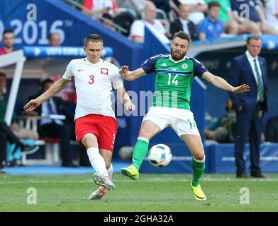 L'Artur Jedrzejczyk, en Pologne, se livre à Stuart Dallas, en Irlande du Nord, lors du match du championnat d'Europe de l'UEFA 2016 à l'Allianz Riviera, à Nice. Date de la photo 12 juin 2016 pic David Klein/Sportimage via PA Images Banque D'Images