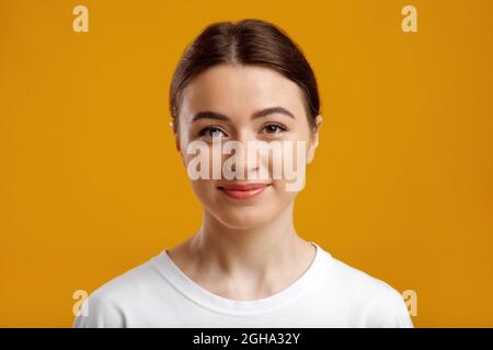 Gros plan portrait d'une jeune femme avec une coiffure formelle Banque D'Images