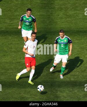 Oliver Norwood et Chris Baird, d'Irlande du Nord, et Arkadiusz Milik, de Pologne, lors du championnat d'Europe de l'UEFA 2016 à l'Allianz Riviera, à Nice. Date de la photo 12 juin 2016 pic Phil Oldham/Sportimage via PA Images Banque D'Images