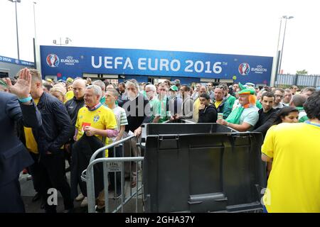 Les fans se mettent en file d'attente pour prendre part au match du Championnat d'Europe de l'UEFA 2016 au Stade de France à Paris. Date de la photo 13 juin 2016 pic David Klein/Sportimage Banque D'Images