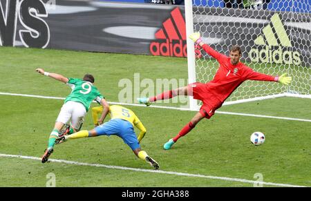 Shane long, de la République d'Irlande, s'est hadé lors du championnat d'Europe de l'UEFA 2016 au Stade de France à Paris. Date de la photo 13 juin 2016 pic David Klein/Sportimage Banque D'Images