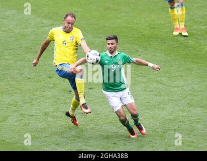 Shane long, de la République d'Irlande, se trouve aux portes d'Andreas Granqvist, de la Suède, lors du match du Championnat d'Europe de l'UEFA 2016 au Stade de France, à Paris. Date de la photo 13 juin 2016 pic David Klein/Sportimage Banque D'Images