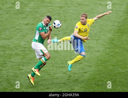 Jon Walters, de la République d'Irlande, se livre à l'Oscar Lewicki, de la Suède, lors du match du Championnat d'Europe de l'UEFA 2016 au Stade de France, à Paris. Date de la photo 13 juin 2016 pic David Klein/Sportimage via PA Images Banque D'Images