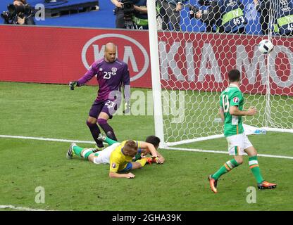 Darren Randolph, de la République d'Irlande, ne peut regarder que si Ciaran Clark met le ballon sur son propre filet lors du match de l'UEFA European Championship 2016 au Stade de France à Paris. Date de la photo 13 juin 2016 pic David Klein/Sportimage via PA Images Banque D'Images