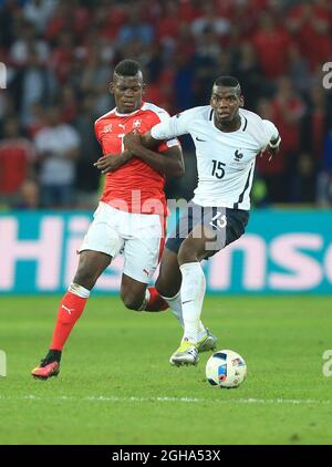 Breel Embolo en Suisse se déchaîne avec Paul Pogba en France lors du match du Championnat d'Europe de l'UEFA 2016 au Stade Pierre-Mauroy à Lille. Date de la photo 19 juin 2016 pic David Klein/Sportimage via PA Images Banque D'Images