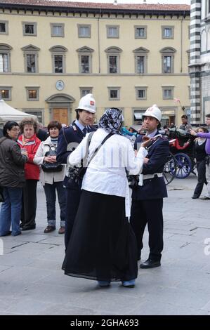 Des policiers parlent à une femme à Florence, en Italie. Banque D'Images