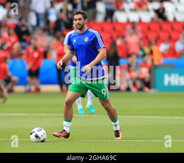 Will Grigg, d'Irlande du Nord, se réchauffe lors du championnat d'Europe de l'UEFA 2016 au Parc des Princes, à Paris. Date de la photo 25 juin 2016 pic David Klein/Sportimage via PA Images Banque D'Images