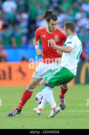 Gareth Bale du pays de Galles fait tourner Niall McGinn d'Irlande du Nord lors du Championnat d'Europe de l'UEFA 2016 au Parc des Princes, Paris. Date de la photo 25 juin 2016 pic David Klein/Sportimage via PA Images Banque D'Images