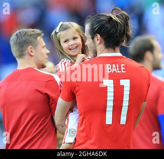Gareth Bale du pays de Galles fête avec sa fille Alba lors du Championnat d'Europe de l'UEFA 2016 au Parc des Princes, Paris. Date de la photo 25 juin 2016 pic David Klein/Sportimage via PA Images Banque D'Images