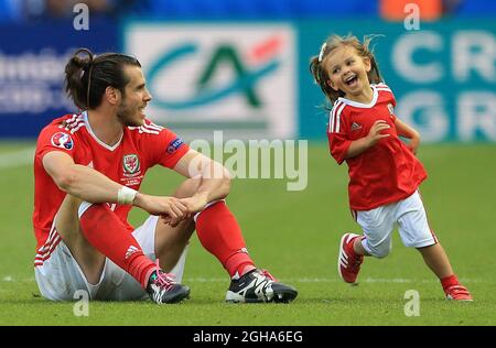 Gareth Bale du pays de Galles fête avec sa fille Alba lors du Championnat d'Europe de l'UEFA 2016 au Parc des Princes, Paris. Date de la photo 25 juin 2016 pic David Klein/Sportimage via PA Images Banque D'Images