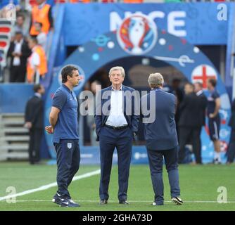 Roy Hodgson entraîneur d'Angleterre et assistant Gary Neville lors du championnat d'Europe de l'UEFA 2016 au stade Nice. Date de la photo 27 juin 2016 pic Phil Oldham/Sportimage via PA Images Banque D'Images