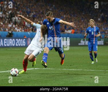 Harry Kane, d'Angleterre, se mêle à Gylfi Sigurdsson, d'Islande, lors du championnat d'Europe de l'UEFA 2016 au stade de Nice. Date de la photo 27 juin 2016 pic Phil Oldham/Sportimage via PA Images Banque D'Images