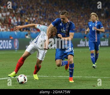 Harry Kane, d'Angleterre, se mêle à Gylfi Sigurdsson, d'Islande, lors du championnat d'Europe de l'UEFA 2016 au stade de Nice. Date de la photo 27 juin 2016 pic Phil Oldham/Sportimage via PA Images Banque D'Images