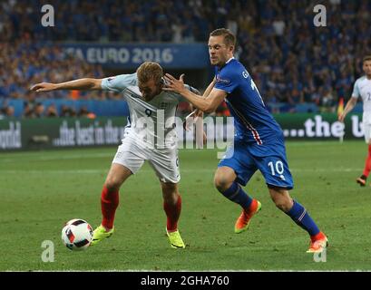 Harry Kane, d'Angleterre, se mêle à Gylfi Sigurdsson, d'Islande, lors du championnat d'Europe de l'UEFA 2016 au stade de Nice. Date de la photo 27 juin 2016 pic Phil Oldham/Sportimage via PA Images Banque D'Images