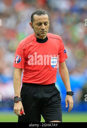 Arbitre Cuneyt Cakir en action lors du match de l'UEFA European Championship 2016 au Stade de France, Paris. Date de la photo 27 juin 2016 pic David Klein/Sportimage via PA Images Banque D'Images
