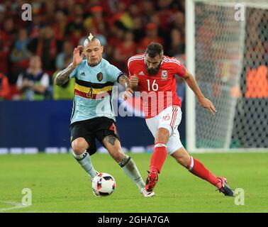 Radja Nainggolan, de Belgique, s'est ardu avec Joe Ledley, du pays de Galles, lors du championnat d'Europe de l'UEFA 2016 au stade Pierre Mauroy, à Lille. Date de la photo 01 juillet 2016 pic David Klein/Sportimage via PA Images Banque D'Images