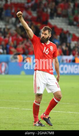 Joe Ledley, du pays de Galles, célèbre lors du championnat d'Europe de l'UEFA 2016 au stade Pierre Mauroy, à Lille. Date de la photo 01 juillet 2016 pic David Klein/Sportimage via PA Images Banque D'Images