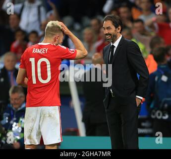 Aaron Ramsey, du pays de Galles, parle à l'ancien joueur d'Arsenal Robert pires lors du match du Championnat d'Europe de l'UEFA 2016 au stade Pierre Mauroy, à Lille. Date de la photo 01 juillet 2016 pic David Klein/Sportimage via PA Images Banque D'Images