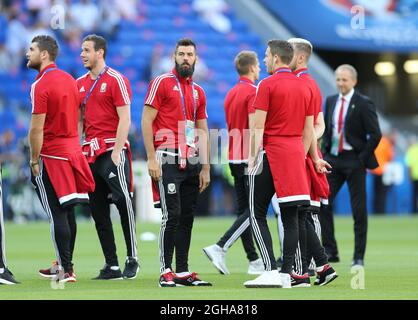 Joe Ledley, du pays de Galles, en train de découvrir sa piste de danse lors du championnat d'Europe de l'UEFA 2016 au stade Lyon. Date de la photo 06 juillet 2016 pic David Klein/Sportimage via PA Images Banque D'Images