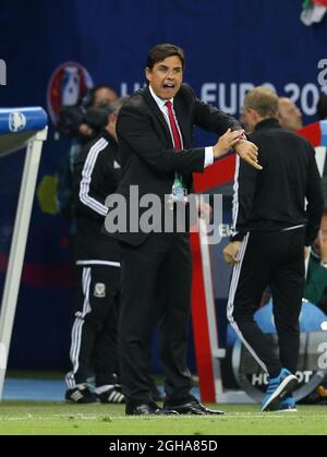 Chris Coleman, directeur du pays de Galles, vérifie le temps restant lors du match de l'UEFA European Championship 2016 au stade Lyon. Date de la photo 06 juillet 2016 pic David Klein/Sportimage via PA Images Banque D'Images