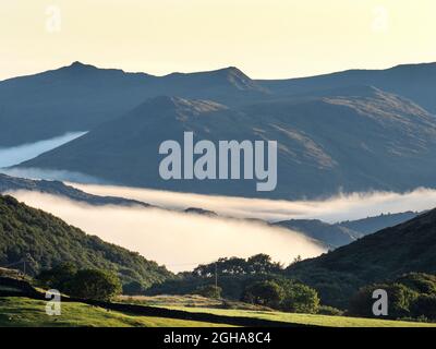 Brume sous le Dow Crag dans le Lake District, Royaume-Uni. Banque D'Images