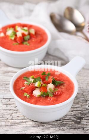 Gazpacho aux tomates pastèques dans des bols. Soupe froide espagnole traditionnelle. Banque D'Images