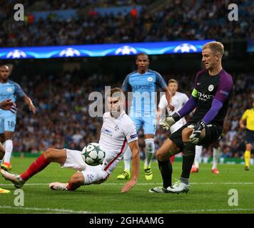 Joe Hart de Manchester City fait un point blanc à l'économie de Alexandru Tudor du FC Steaua Bucuresti pendant la Ligue des Champions Jouez au 2ème match de jambe au Etihad Stadium, Manchester. Date de la photo : 24 août 2016. Photo Simon Bellis/Sportimage via PA Images Banque D'Images