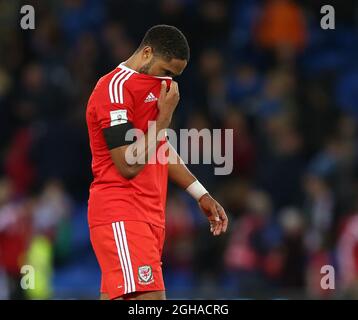 Ashley Williams, du pays de Galles, s'est abattu lors du match de qualification de la coupe du monde au stade de Cardiff City, à Cardiff. Date de la photo : 9 octobre 2016. Photo Simon Bellis/Sportimage via PA Images Banque D'Images