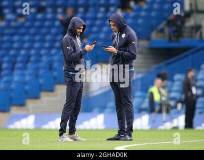 Riyad Mahrez et Islam Slimani de Leicester City regardent leurs téléphones avant le match de la Premier League au stade Stamford Bridge, Londres. Date de la photo 15 octobre 2016 pic David Klein/Sportimage via PA Images Banque D'Images