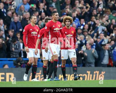 Chris Smalling de Manchester United semble abattu après avoir été en 2-0 lors du match de la Premier League au stade Stamford Bridge, à Londres. Date de la photo 23 octobre 2016 pic David Klein/Sportimage via PA Images Banque D'Images