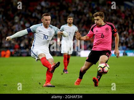 Wayne Rooney, d'Angleterre, passe devant James Forrest, d'Écosse, lors du match F du groupe de qualification de la coupe du monde de la FIFA au stade Wembley, Londres. Date de la photo : 11 novembre 2016. Photo David Klein/Sportimage via PA Images Banque D'Images