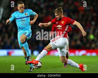 Luke Shaw de Manchester United prend Jens Toornstra de Feyenoord lors du match de l'UEFA Europa League à Old Trafford, Manchester. Date de la photo : 24 novembre 2016. Pic Matt McNulty/Sportimage via PA Images Banque D'Images