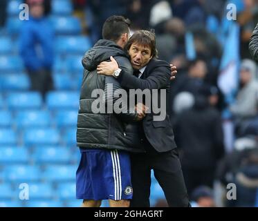 Antonio Conte, directeur de Chelsea, épouse Diego Costa de Chelsea lors du match de la Premier League au Etihad Stadium, Manchester. Date de la photo : 3 décembre 2016. Photo Simon Bellis/Sportimage via PA Images Banque D'Images