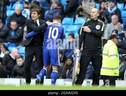 Antonio Conte, directeur de Chelsea, épouse Eden Hazard de Chelsea, lorsqu'il le remplace lors du match de la Premier League au Etihad Stadium de Manchester. Date de la photo : 3 décembre 2016. Photo Simon Bellis/Sportimage via PA Images Banque D'Images