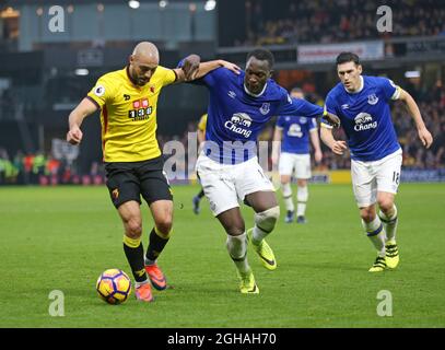 Le Nordin Amrabas de Watford se trouve aux côtés du Romelu Lukaku d'Everton lors du match de la Premier League au stade Vicarage Road, à Londres. Date de la photo 10 décembre 2016 pic David Klein/Sportimage via PA Images Banque D'Images