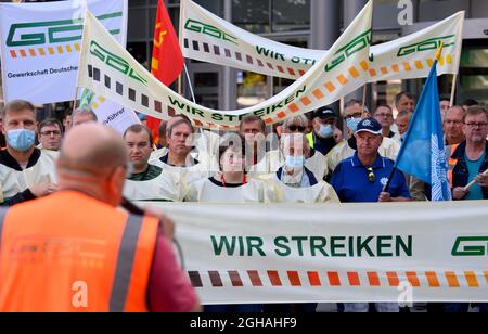 Magdebourg, Allemagne. 06e septembre 2021. Lors d'un rassemblement de l'Union allemande des conducteurs de train (GDL) devant la gare principale, les participants portent des gilets et portent des banderoles indiquant « nous sommes en grève ». Credit: Soeren Stache/dpa-Zentralbild/dpa/Alay Live News Banque D'Images