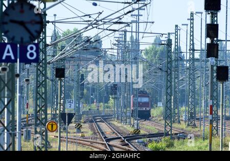 Magdebourg, Allemagne. 06e septembre 2021. Une locomotive électrique des chemins de fer allemands se trouve sur le terrain de la gare centrale lors de la grève de l'Union allemande des conducteurs de locomotives (GDL). Credit: Soeren Stache/dpa-Zentralbild/dpa/Alay Live News Banque D'Images