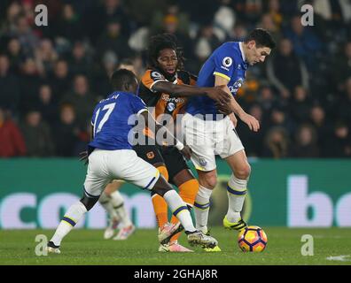 Dieumerci Mbokani, de Hull City, grapparie avec Gareth Barry, d'Everton, lors du match de la première ligue anglaise au KCOM Stadium, Kingston upon Hull. Date de la photo : 30 décembre 2016. Photo Simon Bellis/Sportimage via PA Images Banque D'Images