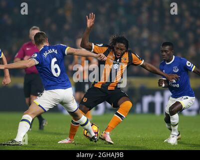 Dieumerci Mbokani de Hull City et Phil Jagielka d'Everton pendant le match de la première ligue anglaise au KCOM Stadium, Kingston upon Hull. Date de la photo : 30 décembre 2016. Photo Simon Bellis/Sportimage via PA Images Banque D'Images