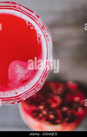 Vue de dessus du cocktail « Barbotage » fait de sirop de grenadine, jus d'orange et vin mousseux, et servi dans des coupes de champagne vintage. Banque D'Images