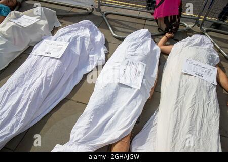 LONDRES, ANGLETERRE - 06 2021 SEPTEMBRE, extinction les manifestants de la rébellion tiennent une « mort-dedans » à l'extérieur de la Chambre des communes crédit: Lucy North/Alamy Live News Banque D'Images