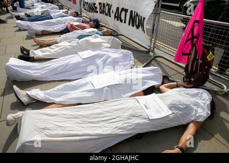 LONDRES, ANGLETERRE - 06 2021 SEPTEMBRE, extinction les manifestants de la rébellion tiennent une « mort-dedans » à l'extérieur de la Chambre des communes crédit: Lucy North/Alamy Live News Banque D'Images