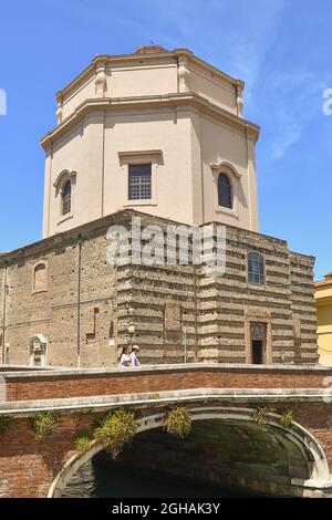 Façade et dôme de l'église Sainte-Catherine de Sienne (1720) dans le quartier de la Nouvelle Venise avec un vieux pont en briques au-dessus du canal, Livourne, Toscane Banque D'Images