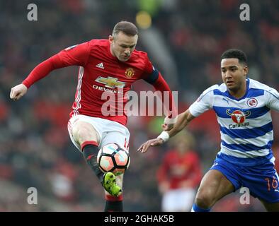 Wayne Rooney de Manchester United et Liam Moore de Reading lors du troisième tour de la coupe FA au stade Old Trafford à Manchester. Date de la photo : 7 janvier 2017. Le crédit PIC doit se lire comme suit : Simon Bellis/Sportimage via PA Images Banque D'Images