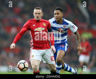 Wayne Rooney de Manchester United et Liam Moore de Reading lors du troisième tour de la coupe FA au stade Old Trafford à Manchester. Date de la photo : 7 janvier 2017. Le crédit PIC doit se lire comme suit : Simon Bellis/Sportimage via PA Images Banque D'Images